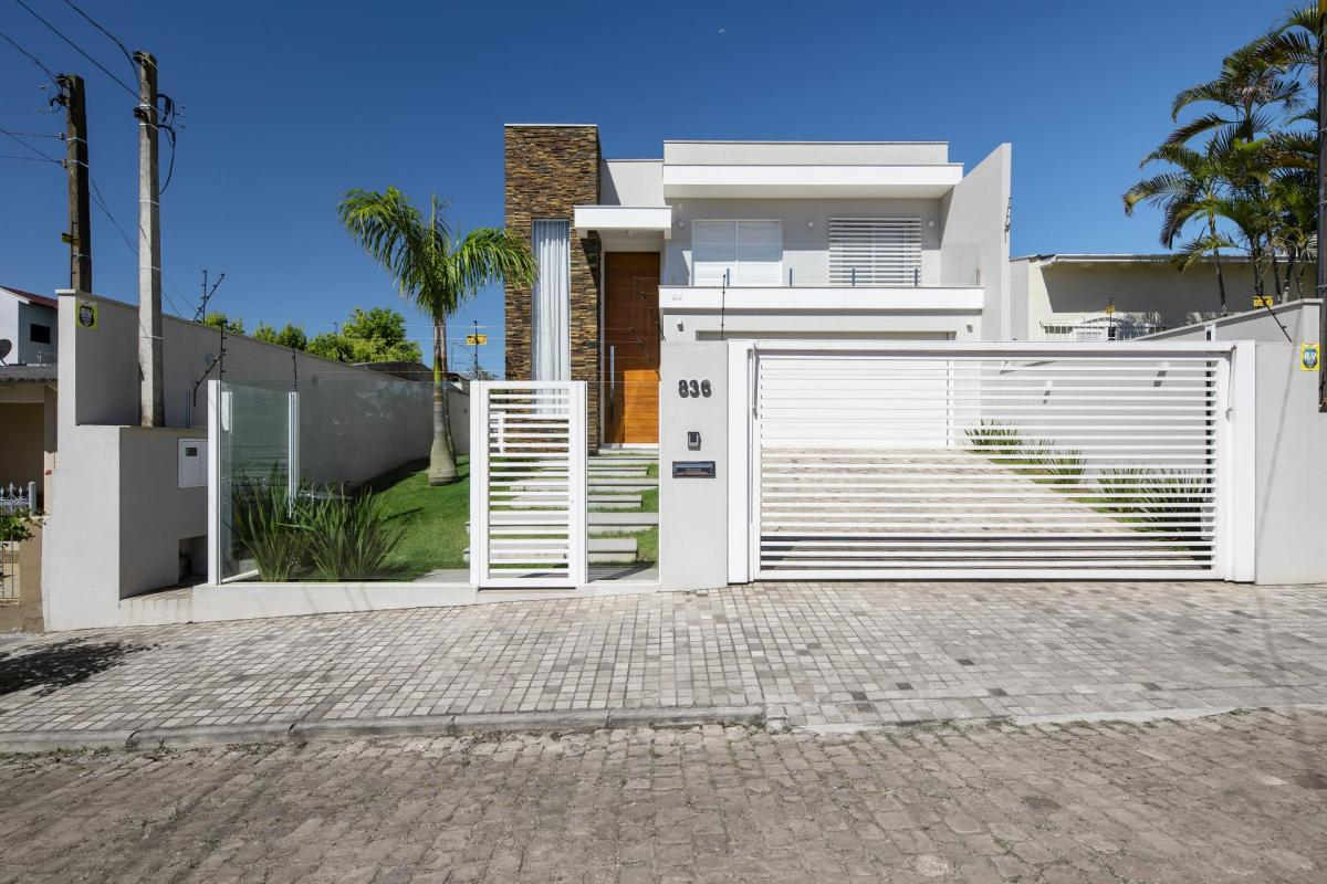 Fachada de casa contemporânea com pedra ferro e madeira + muro de vidro! -  Decor Salteado